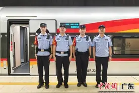 深铁乘警护航新型动卧跨境高铁列车图片