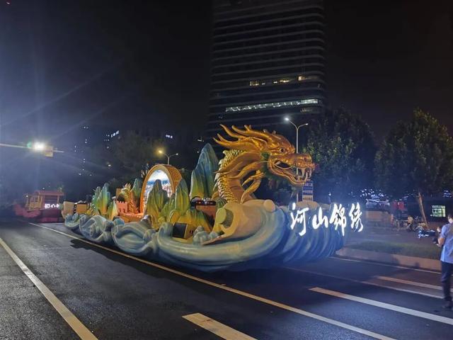 深夜现身武汉！街头都是人！“手机内存不够了”