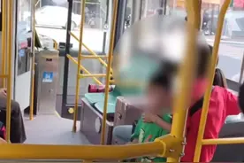 带孙刷老年卡坐车被要求站着？公交公司通报图片