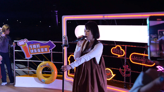 秋夜浪漫正当时！潮齐音乐会 夜游浮山湾，C位打卡青岛灯光秀