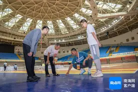 运动会竞赛场地管理员王狮：精益求精 努力为运动员创造良好参赛环境图片
