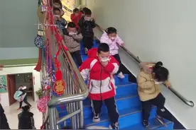 筑牢安全防线——东营市利津县北宋镇中心幼儿园成功开展消防演练活动图片