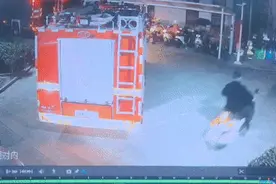 身份“曝光”！他们拿起灭火器，发动微型消防车，冲向了火场！图片