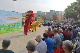 政务服务“心”体验  “民生列车”开到群众家门口图片