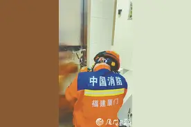 阿婆困于公厕，厦门消防破门救援图片