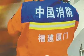 阿婆困于公厕，厦门消防破门救援图片
