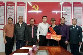 海南万宁海边救人“白衣小哥”获荣誉表彰并奖励2万元图片