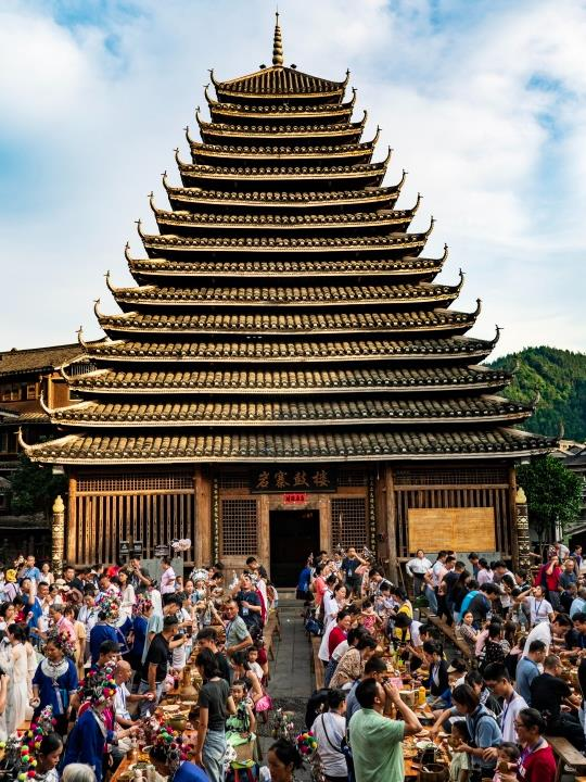 马鞍山山顶限流、螺蛳粉店排长队！此刻的柳州，人人人从从从众众众……