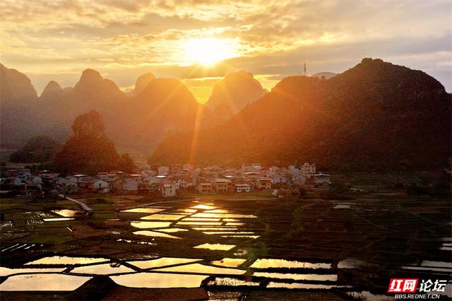 岁暖时刻丨峰峦为幕，稻田作镜！沐宦头村的黄昏是自然最工整的构图