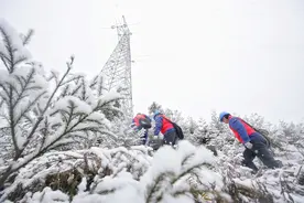 绵阳“冰冻”模式开启 “电管家”踏雪巡线守护温暖图片