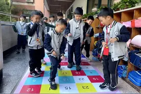 ​走廊里有“迷你跑道”，班级里有“课间提醒员”……看杭州学校课间十分钟如何安排图片
