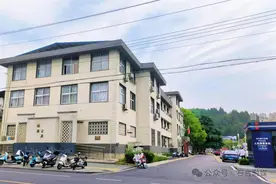 县政府大院建成近60年无大门，方便群众就能贴近民心图片