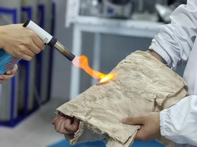 全球首创！镇海神奇“棉”，1300℃火焰烧不透！