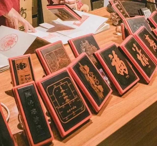 每年在故宫排大队的年轻人，可能不是来逛的......