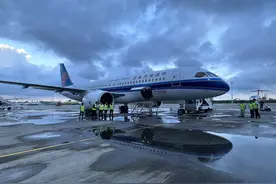 南航首架C919飞机飞抵广州图片