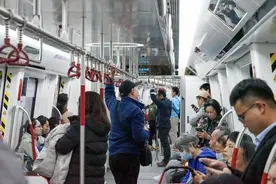 广州地铁十一号线开通首日客流45.6万人次图片