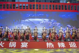 四川省达州市通川区千人共享火锅盛宴  幸运消费者吃出了一辆“帕萨特”图片