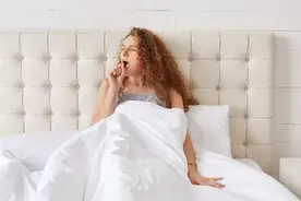 嘴里总有股尿骚味、酸臭味，咋回事？5种口臭暗示身体出大事，赶紧自测下图片