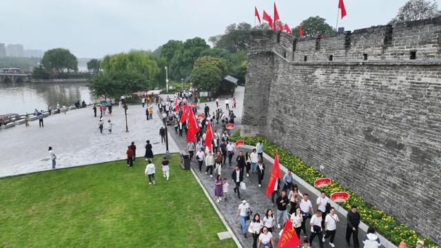 荆州区：全民携手迎国庆 万步同心创5A 环城健步走焕发古城新风貌