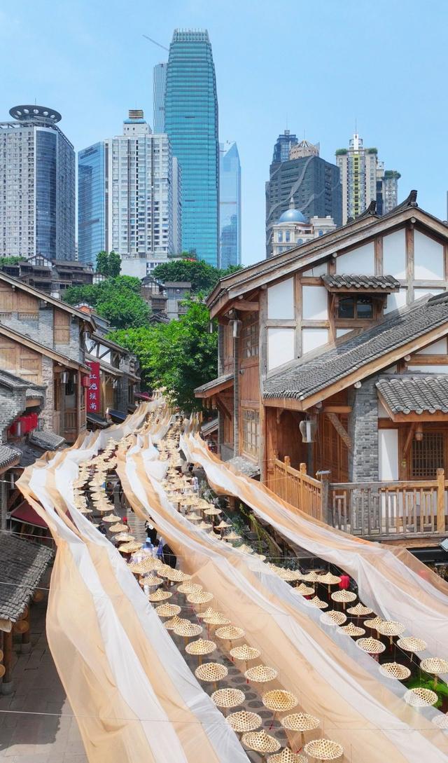 重庆十八梯搭400米草帽天幕为游客消暑
