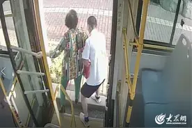 青岛一七旬老人迷路  公交驾驶员与警察帮助老人平安回家图片