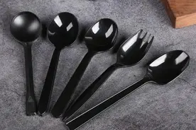 黑色外卖勺子最脏不能用？专家：谣言，2个方法教你判断图片