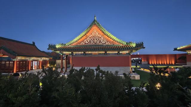 光影交织，在隆福寺顶楼看京城夜景璀璨