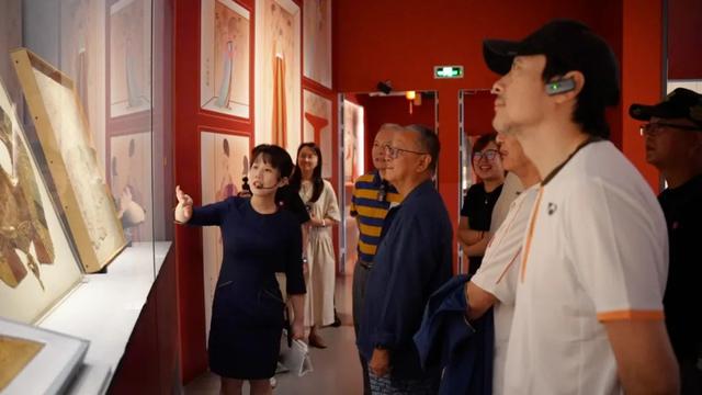 奉贤博物馆“露华浓深”展即将收官，一众明星观众低调现身观展