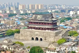 安徽凤阳鼓楼四周连夜搭起围挡，居民称去年因漏水维修更换了瓦片图片