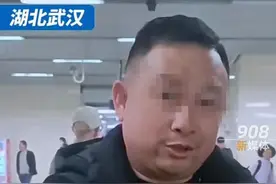 无臂男子乘地铁被要求出示残疾证："这样都不能证明我是残疾人？"图片