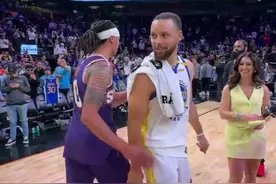 很别致😁库里赛后和妹夫达米安-李互动 双方打起虚空高尔夫⛳️图片