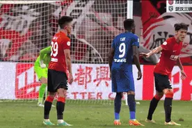 成都蓉城0:1不敌武汉三镇，武汉邓涵文剪刀脚飞踹染红！图片