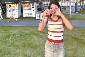 花钱买“陪拍” 到底香不香？帮忙拍照加陪同游玩，主打实惠和情绪价值图片