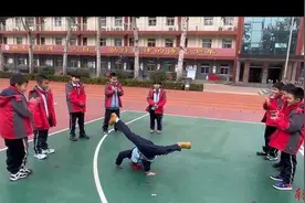 果然视频|每个孩子都是C位，看小学生们玩转课间图片