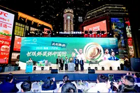 世俱杯奖杯首次亮相中国 为何选择重庆图片