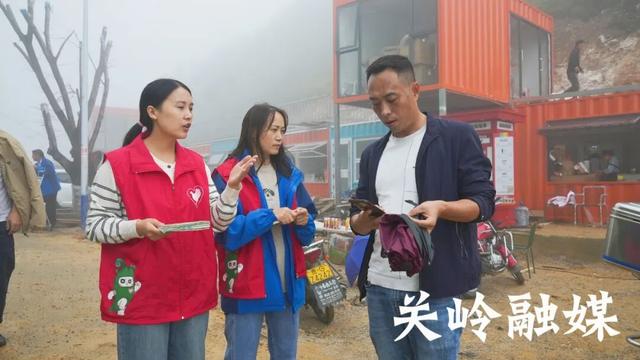关岭：志愿者护航花江峡谷大桥游