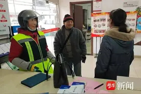捡到贵重皮包，环卫工寒风中苦等一小时图片