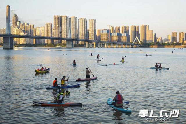 组图 | 湘江夏夜桨板热