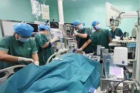 七旬老人气道被堵呼吸困难，ECMO护航气管支架植入打通生命气道图片