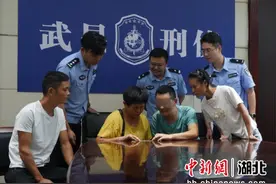 武汉警方帮助一对失散37年的母子团聚图片
