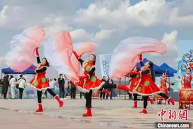 “中国第一龙乡”嘉荫开江迎春 游客界江游船品鱼鲜图片