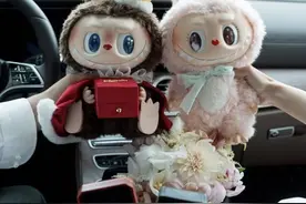 有人在二手平台出租LABUBU：日租20元到80元，主要用于婚宴、楼盘开业图片