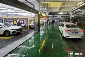 深夜还要等，周末更是排长队，年轻人爱上自助洗车：怪解压的图片