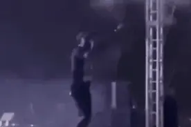 惊险！歌手演出时裤子被喷火装置点燃，观众大喊提醒图片