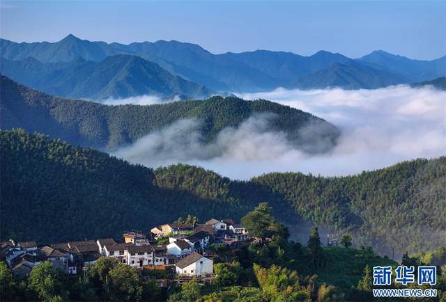 安徽黄山：云上村落画秋意
