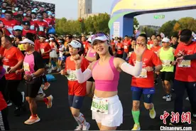10余国马拉松爱好者黄河口开跑 男女选手均破赛会纪录图片