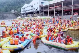感受与水共舞的酣畅淋漓！鲁山县尧山镇漂流带火旅游消费市场图片