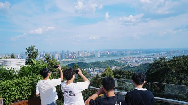 岳麓山上最佳观景点来了！长沙新晋文旅地标“长沙之眼”今日试运营