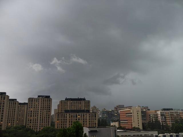雨后看见彩虹！北京晚霞金光漫天！