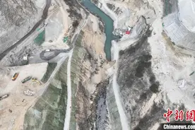 中国首台大容量、冲击式水轮发电机组承载工程顺利截流图片